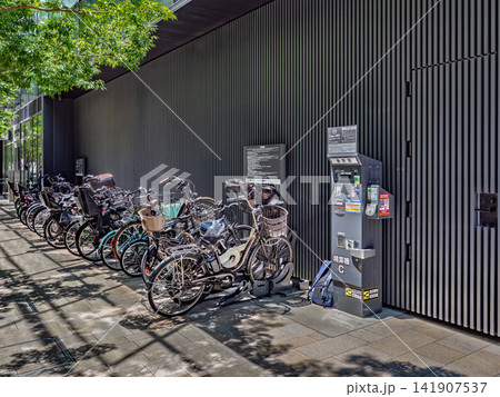 有料駐輪場 精算機と自転車置き場 有料駐輪場 精算機と自転車置き場 141907537