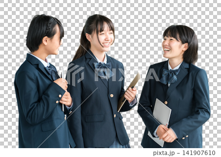國中生、高中生和女高中生面帶笑容地走著(上學、放學等等)。 國中生、高中生和女高中生面帶笑容地走著(上學、放學等等)。 141907610