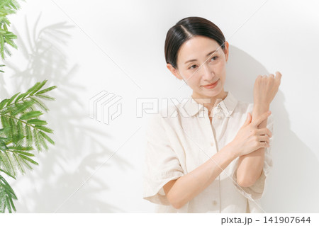 腕のケアをする30代女性 141907644
