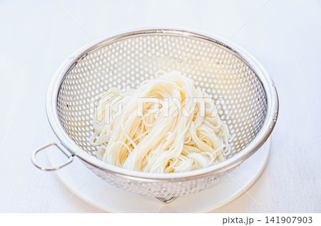夏の定番料理 茹でたての素麺 141907903
