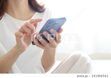 スマートフォンを操作する女性 スマートフォンを操作する女性 141908581