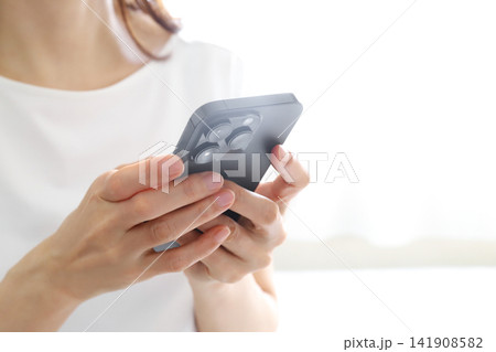 スマートフォンを操作する女性 スマートフォンを操作する女性 141908582