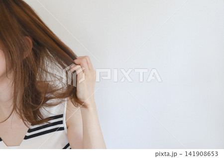 毛先を確認する女性 141908653