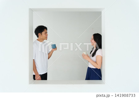 リラックスした室内で話す若い男女 141908733