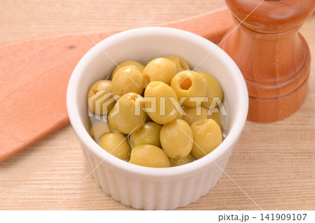 イタリアン食材、オリーブの実。グリーンオリーブ。 イタリアン食材、オリーブの実。グリーンオリーブ。 141909107