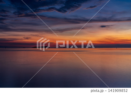 夕暮れ時の淡いグラデーションに染まる香川県・有明浜の海岸風景 141909852