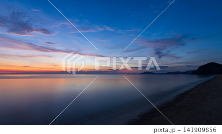 夕暮れ時の淡いグラデーションに染まる香川県・有明浜の海岸風景 夕暮れ時の淡いグラデーションに染まる香川県・有明浜の海岸風景 141909856