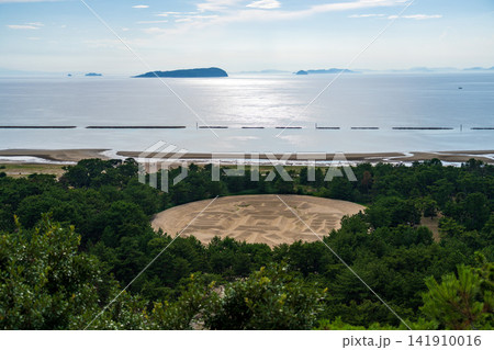 琴弾公園の山頂から見下ろす巨大な寛永通宝の砂絵(銭形砂絵) 琴弾公園の山頂から見下ろす巨大な寛永通宝の砂絵(銭形砂絵) 141910016