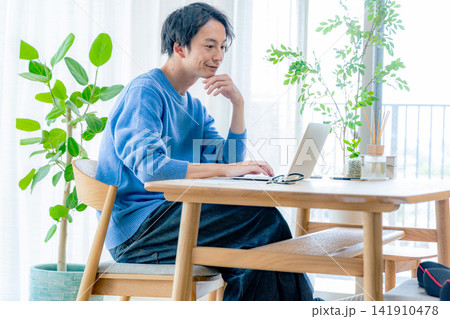 テレワークをする若い男性 テレワークをする若い男性 141910478