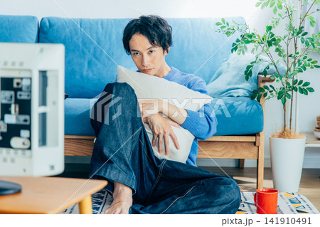 テレビを見る若い男性 テレビを見る若い男性 141910491