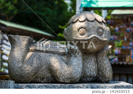 神社に横になっている河童 神社に横になっている河童 141910553