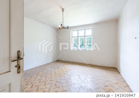 Empty room preparing for renovation with natural light Empty room preparing for renovation with natural light 141910947