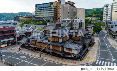 愛媛県松山市にある重要文化財・道後温泉本館の重厚な木造建築 愛媛県松山市にある重要文化財・道後温泉本館の重厚な木造建築 141911608