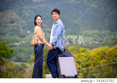屋外で旅行を楽しむ仲の良いカップルの全身ポートレート 屋外で旅行を楽しむ仲の良いカップルの全身ポートレート 141911751