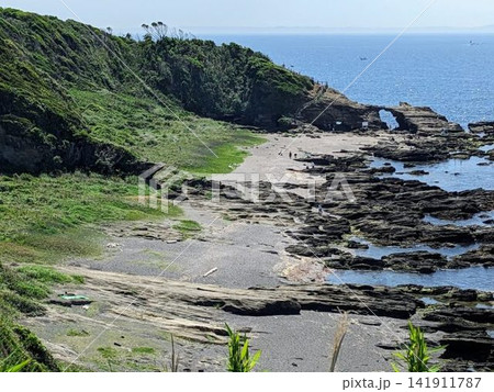 高台から見下ろす城ヶ島海岸の壮大な岩礁地帯と右奥に佇む馬の背洞門 高台から見下ろす城ヶ島海岸の壮大な岩礁地帯と右奥に佇む馬の背洞門 141911787