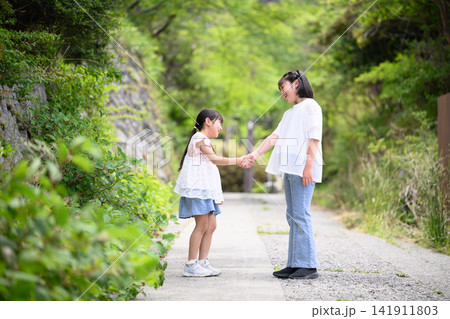姉妹が手を取り合って並んで歩く 姉妹が手を取り合って並んで歩く 141911803
