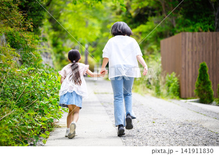 姉妹が手をつないで歩く後ろ姿 141911830