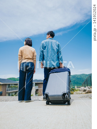 旅立つ二人、青空の下で遠くを見つめる 旅立つ二人、青空の下で遠くを見つめる 141912024