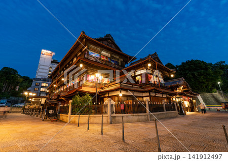 ライトアップされた道後温泉本館 ライトアップされた道後温泉本館 141912497