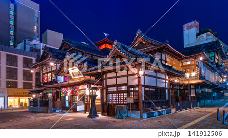 ライトアップされた道後温泉本館 141912506