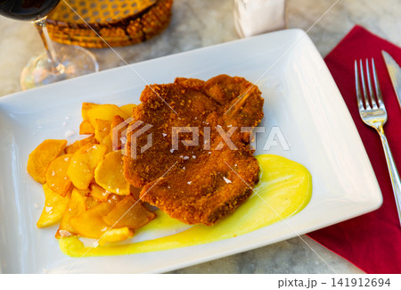 Breaded pork with potato and mustard sauce Breaded pork with potato and mustard sauce 141912694