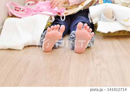 フローリングの床と幼児の足 裸足の子どもとフローリング 子供部屋 素足のこども イメージ素材 フローリングの床と幼児の足 裸足の子どもとフローリング 子供部屋 素足のこども イメージ素材 141912714