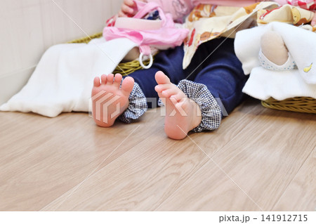 フローリングの床と幼児の足　裸足の子どもとフローリング　子供部屋　素足のこども　イメージ素材 141912715
