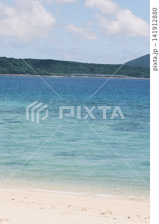 青い海と白い砂浜が広がる南国のビーチ風景 青い海と白い砂浜が広がる南国のビーチ風景 141912880