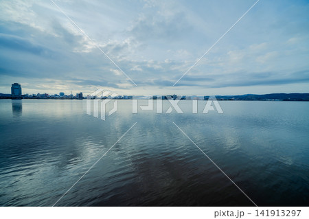 島根県の宍道湖の朝 141913297
