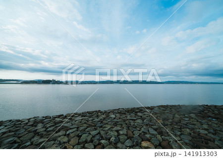 島根県の宍道湖の朝 141913303