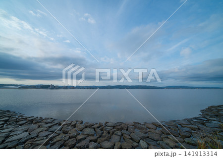 島根県の宍道湖の朝 141913314