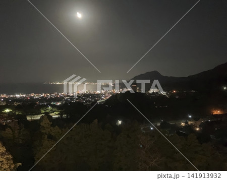 月明かりが別府湾を照らす美しく静かな夜景 141913932