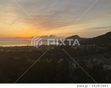別府湾から昇る美しい朝日と高崎山のシルエット 141913933