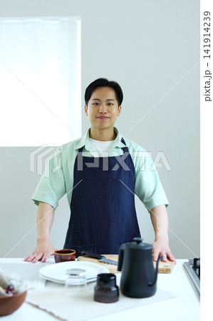男性のキッチン　料理イメージ 141914239