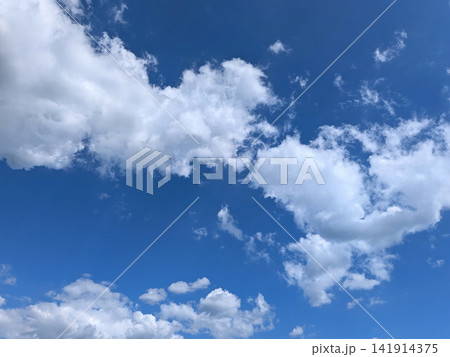 真夏の青空に広がる白い入道雲 141914375