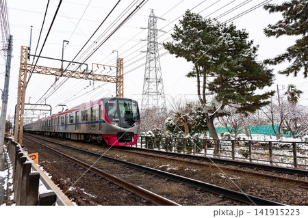 雪景色の京王線 つつじヶ丘駅と柴崎駅の間 東京都調布市菊野台 雪景色の京王線 つつじヶ丘駅と柴崎駅の間 東京都調布市菊野台 141915223