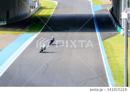 サーキットで見つけた疾走感のあるモータースポーツシーン サーキットで見つけた疾走感のあるモータースポーツシーン 141915229