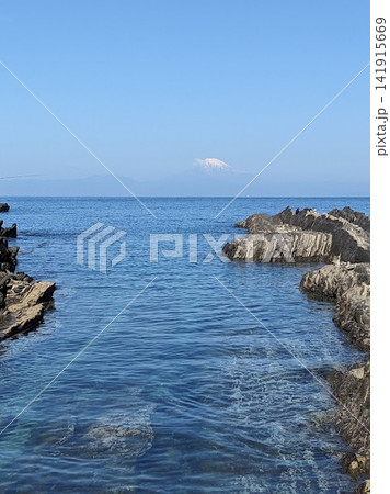 澄み渡る初夏の相模湾と遠景にそびえる富士山の爽快なパノラマ風景 澄み渡る初夏の相模湾と遠景にそびえる富士山の爽快なパノラマ風景 141915669