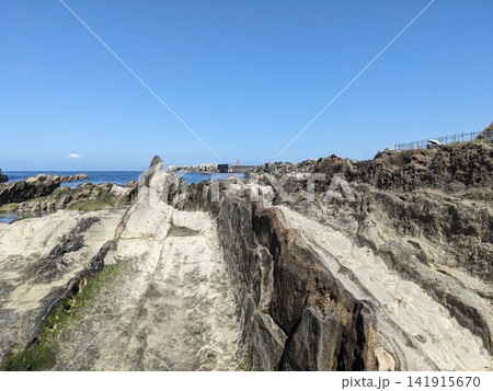 城ヶ島・灘ヶ崎の壮大な岩礁地帯から望む冠雪した富士山の絶景 城ヶ島・灘ヶ崎の壮大な岩礁地帯から望む冠雪した富士山の絶景 141915670