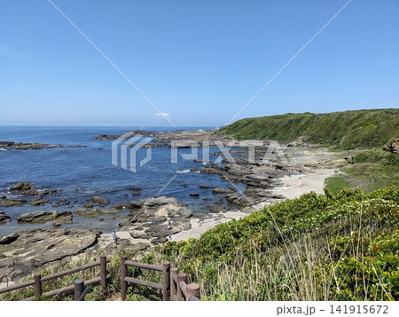 観光ポスターやWEBサイトの背景に最適な城ヶ島海岸の爽快な絶景 観光ポスターやWEBサイトの背景に最適な城ヶ島海岸の爽快な絶景 141915672