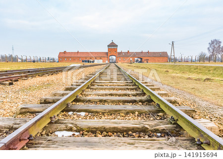 「死の門」・アウシュヴィッツ第二強制収容所(ビルケナウ)の鉄道引込線 世界遺産 「死の門」・アウシュヴィッツ第二強制収容所(ビルケナウ)の鉄道引込線 世界遺産 141915694