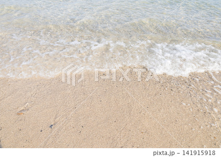 南国リゾートのバカンス・沖縄のような海・ビーチ・穏やかな浜辺の波打ち際（鹿児島県奄美大島） 141915918