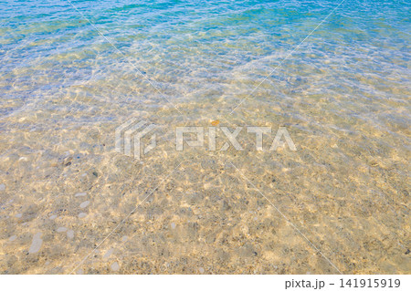 南国リゾートのバカンス・沖縄のような海・ビーチ・穏やかな浜辺の波打ち際(鹿児島県奄美大島) 南国リゾートのバカンス・沖縄のような海・ビーチ・穏やかな浜辺の波打ち際(鹿児島県奄美大島) 141915919