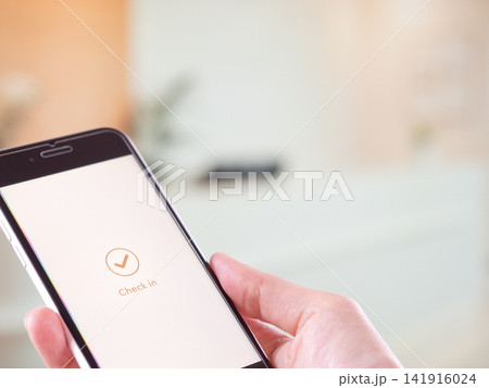 ホテルのセルフチェックイン。スマホに表示されたチェックマークの完了写真。 ホテルのセルフチェックイン。スマホに表示されたチェックマークの完了写真。 141916024