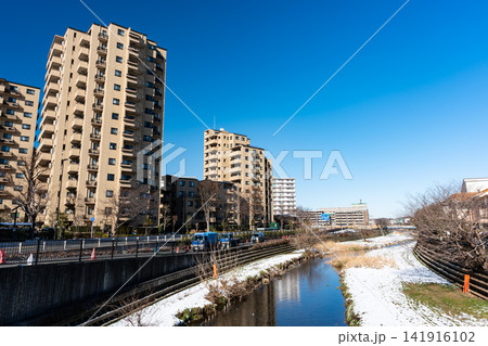 雪景色の野川 大町橋からの眺め アトラス国領 冬晴れの青空 柴崎駅と国領駅の間 東京都調布市菊野台 雪景色の野川 大町橋からの眺め アトラス国領 冬晴れの青空 柴崎駅と国領駅の間 東京都調布市菊野台 141916102