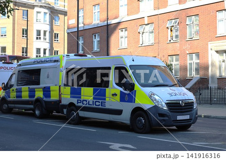 ロンドンの道路上に停車しているイギリス警察のパトカー ロンドンの道路上に停車しているイギリス警察のパトカー 141916316