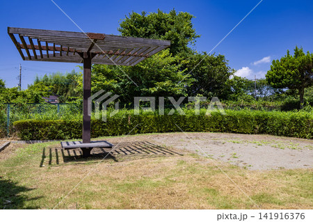 千葉県白井市の公園にある木製パーゴラと日よけベンチ(横構図) 千葉県白井市の公園にある木製パーゴラと日よけベンチ(横構図) 141916376