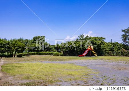 千葉県白井市の公園にある赤いすべり台と広場(横構図) 千葉県白井市の公園にある赤いすべり台と広場(横構図) 141916378