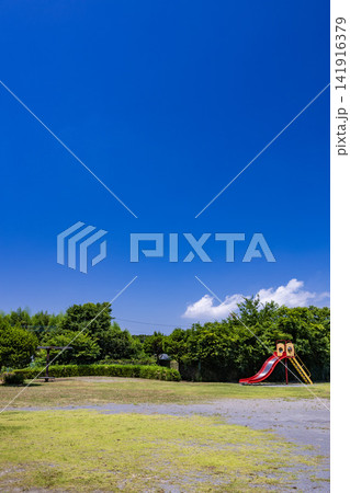 千葉県白井市の公園にある赤いすべり台と広場(縦構図) 千葉県白井市の公園にある赤いすべり台と広場(縦構図) 141916379