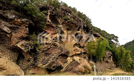 和歌山県古座川町 国指定天然記念物「高池の虫喰岩」 風化が生んだ無数のタフォニと奇岩の絶景 和歌山県古座川町 国指定天然記念物「高池の虫喰岩」 風化が生んだ無数のタフォニと奇岩の絶景 141916385